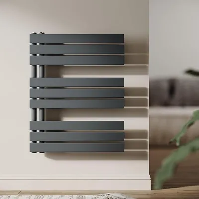 Obrázek produktu pro Radiátor do koupelny, rozměry 762 x 600 mm, antracitová barva, slouží jako topení i sušák na ručníky. Panelový radiátor, boční připojení