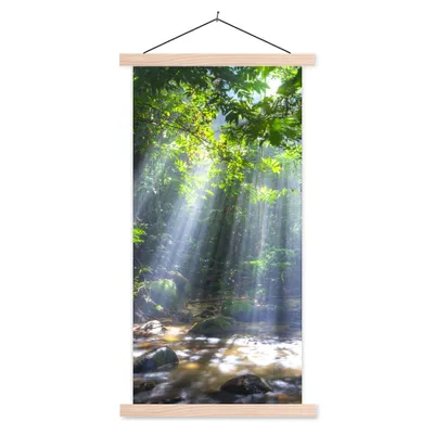 Produktbild von MuchoWow® Textilposter Sonnenstrahlen dringen durch die Bäume in den Regenwald von Malaysia 40x80 cm mit holzfarbenen Rahmen - Wohnzimmer