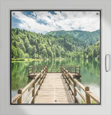 Produktbild von Wallario Lichtschutzbild, Dekorativer Sichtschutz Sonnenschutz 96 x 100 cm mit Motiv: Steg am See in den Bergen - Verdunklung ohne Bohren