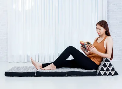 Produktbild von Leewadee Thai Faltmatte 170 x 53 cm - Kapok Bodenkissen mit Dreieckslehne