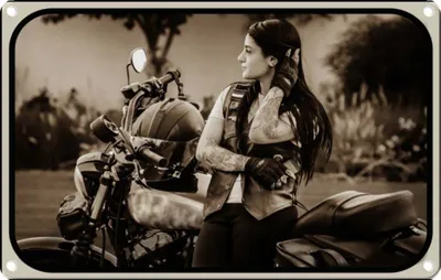 Produktbild von vianmo Blechschild 12x18 cm Motorrad Bike Bildmotiv Girl Frau biker Pinup Auto Garage Werkstatt