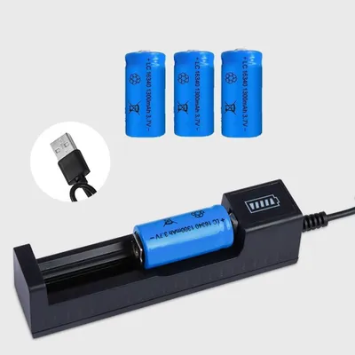 Produktbild von Akku CR123A 1300 mAh 3,7 V mit USB-Ladegerät für Taschenlampe