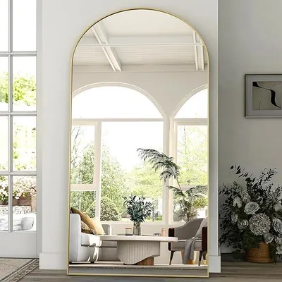 Productafbeelding van Grote, gebogen spiegel voor het hele lichaam, 218x102 cm. Vrijstaande spiegel met gebogen vorm, geschikt om aan de muur te hangen of tegen de muur te plaatsen. Grote vloerspiegel met standaard, ideaal voor slaapkamer, woonkamer of kleedkamer, kleur: goud
