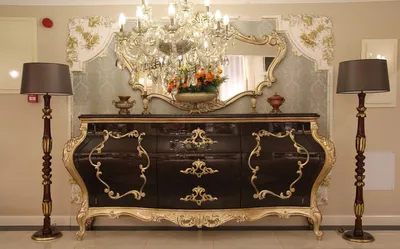 Produktbild von Casa Padrino Luxus Barock Kommode mit Wandspiegel Dunkelbraun / Gold - Handgefertigter Massivholz Schrank mit elegantem Spiegel - Prunkvolle Möbel im Barockstil