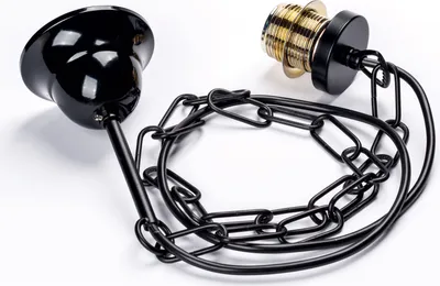 A black lamp suspension kit with a chain and an E27 socket is laid out on a white background.