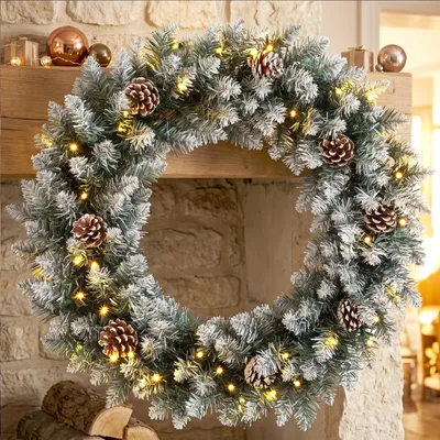 Produktbild von Beleuchteter Weihnachtskranz 60 cm, Türkranz mit 50 LEDs, Zapfen und Kunstschnee für Advent und Haustür