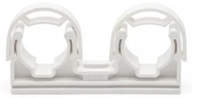 Obrázok produktu pre Dvojpríchytka na medené potrubie, so strmeňom, biely plast - 2x28mm