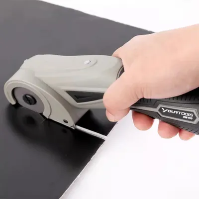 Immagine prodotto di Forbici elettriche - Taglierina per tessuti con lama circolare - Batteria ricaricabile USB agli ioni di litio - Compatta - 250 giri/min - Per cucito e bricolage - Nero