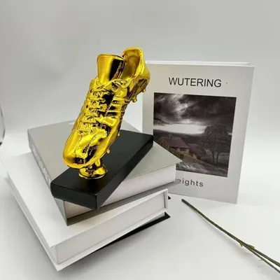 Produktbild von Fußballschuh Trophäe Gold – Golden Boot Award mit stabilem schwarzem Sockel, 20×7×17 cm
