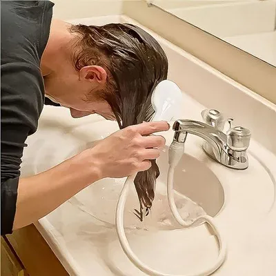 Image de Pommeau de douche vétérinaire pour chiens et chats, facile à installer, multifonctionnel.