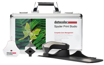 Produktbild von Datacolor Spyder Print Studio Kit – SpyderPro Monitorkalibrierungs-Werkzeug, Spyder Print und Spyder Cube – Farbmanagement-Toolkit für Fotografen