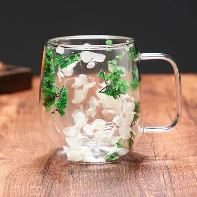 Produktbild von Doppelwandiger Glasbecher mit getrockneten Blumen - Hitzebeständig - 1 Stück - Borosilicatglas