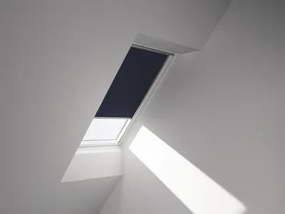 Produktbild von VELUX Verdunkelungsrollo uni dunkelblau manuell Rahmen weiß DKL P04 1100SWL
