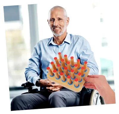 Produktbild von Holzsteckbrett für Ergotherapie mit 20 Stiften zur Fingerrehabilitation und Hand-Auge-Koordination, 18x14x8 cm