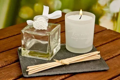 Produktbild von Duftölset Rose mit 50ml Duftöl mit Stäbchen und einer Duftkerze