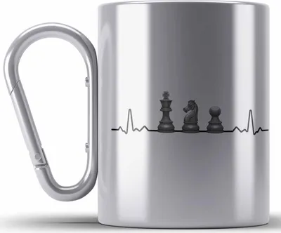 Produktbild von Trendation - Schach Geschenk Schachspieler Geschenkidee Edelstahl Tasse Karabiner mit Schachfiguren Grafik (Silber)