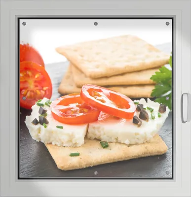 Produktbild von Wallario Lichtschutzbild, Dekorativer Sichtschutz Sonnenschutz 96 x 93 cm mit Motiv: Frisches Knäckebrot mit Tomaten und Käse - Verdunklung ohne Bohren