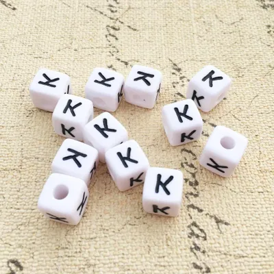 Produktbild von Buchstaben Perlen, 30 Stück, 6x6 mm, weiß mit schwarz, eckig, Buchstabe K