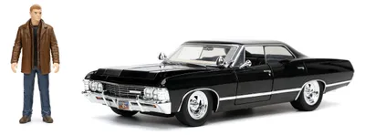 Zdjęcie produktu dla Samochód kolekcjonerski Impala SS Sport Limousine z filmu "Supernatural" (1967), model 1:24, wykonany z odlewu ciśnieniowego, z figurką Deana Winchestera
