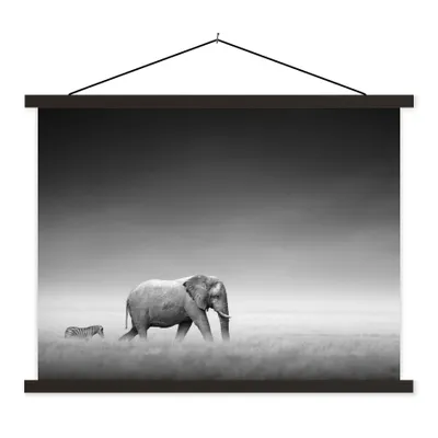 Produktbild von MuchoWow® Textilposter Elefant - Tiere - Landschaft - Schwarz und weiß - Zebra 40x30 cm mit schwarzem Rahmen - Dekorationen