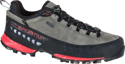 Wanderschuh für Damen; Modell "Tx5 Low Woman Gtx" von La Sportiva in Grau mit roten Akzenten und rutschfester Sohle.