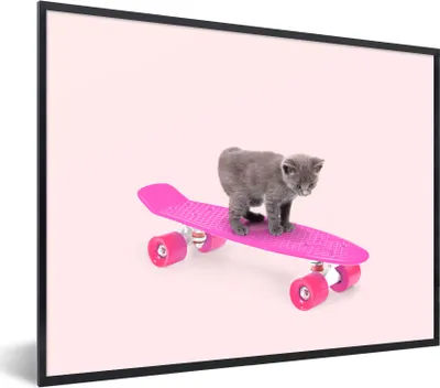 Produktbild von MuchoWow® Gerahmtes Poster Katze - Kätzchen - Tiere - Skateboard - Rosa 40x30 cm - Poster mit Schwarzem Bilderrahmen Wandposter Rahmen Foto Bilder - Kunstposter - Wanddekorationen