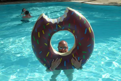 Produktbild von XL Aufblasbarer Schwimmreifen / Schwimmring "Donut mit Biss" Schoki Pool toy 110cm