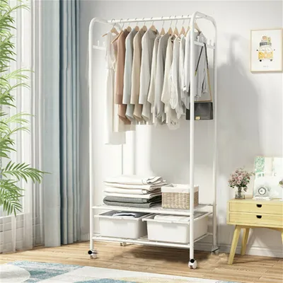 Produktbild von WISFOR Garderobenständer auf Rollen, Kleiderständer mit Kleiderstange/8 Haken/2 Ablagen, aus Metall, für Laden Schlafzimmer Ankleidezimmer