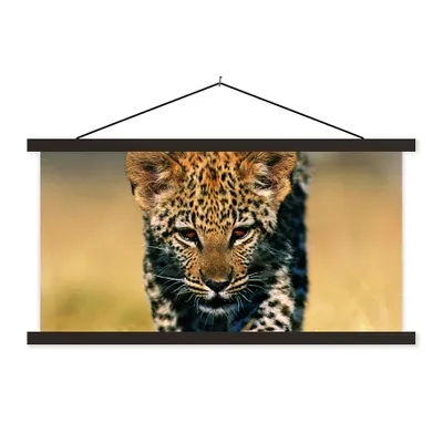 Produktbild von MuchoWow® Textilposter Leopard - Makro - Gras 90x45 cm mit schwarzem Rahmen - Klemmleisten