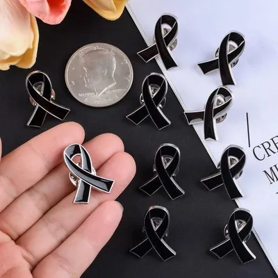 Image de Ensemble de 20 épingles de revers noires Unyqoos® – environ 2,5 x 2 cm, émaillées avec un aspect brillant, avec une fermeture sécurisée | Épingles de revers pour sensibiliser et commémorer