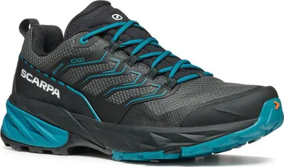 Schwarz-blauer Wanderschuh "Rush 2 GTX" von Scarpa; mit grün-blauen Schnürsenkeln und rutschfester Sohle.