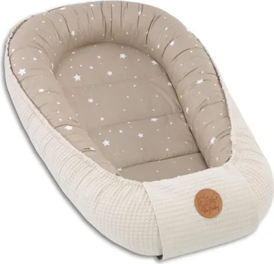 Zdjęcie produktu dla Gniazdko niemowlęce newborn nest baby 90x50 cm - kokon ręcznie robiony dwustronny wafel bawełniany z gniazdkiem niemowlęcym beżowy z białymi gwiazdkami beżowy z białymi gwiazdkami 90 x 50 cm
