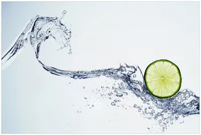 Produktbild von Wallario Premium Glasbild, freischwebende Optik, kräftige Farben, Größe 90 x 60 cm Motiv Limettenscheibe in spritzigem Wasser