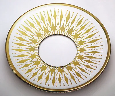 Produktbild von Glas-Kerzenmanschette - Tropfenfänger für Kerzen bis Ø 25 mm. Der Außendurchmesser der Kerzenmanschette beträgt Ø 70 mm. Hergestellt in Handarbeit aus klarem Glas. Das Ornament wird aus 21-karätigem Gold gefertigt. Schützt vor herablaufendem Wachs auf Ihrem gedeckten Tisch.