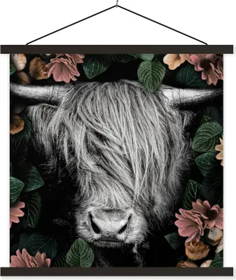 Produktbild von MuchoWow® Textilposter Schottisches Hochlandrind - Blumen - Schwarz - Weiß 90x90 cm mit schwarzem Rahmen - Magnetisches