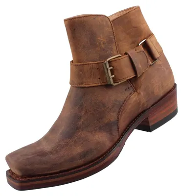 Auf dem Bild ist ein brauner Stiefel zu sehen der von der Seite betrachtet wird. Der Stiefel hat eine auffällige Struktur und an der Oberseite befinden sich kleine Details.