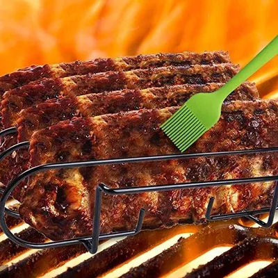 Obrázek produktu pro Držák na žebra pro grilované steaky a žebírka, ideální pro použití na plynových a uhlíkových grilech.
