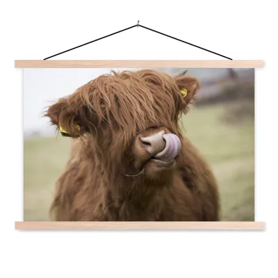 Produktbild von MuchoWow® Textilposter Schottischer Highlander - Braun - Kuh 120x80 cm mit holzfarbenen Rahmen - Aufhängeset