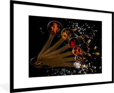 Produktbild von MuchoWow® MuchoWow® Gerahmtes Poster Gewürze - Löffel - Salz - Gewürze - Schwarz 90x60 cm - Poster mit zchwarzem Bilderrahmen - Wanddekoration - Fotos