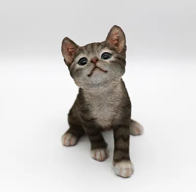 Produktbild von Design Dekofigur Katze sitzend grau getigert 17cm hoch aus Poly Wohnzimmer Tierfigur Garten Deko Modern Gartendeko Gartenfigur (Katze sitzend grau)