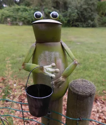 Produktbild von Gartendeko Zaunfigur Zaunhocker Pfahlhocker Frosch mit Eimer 15,5 cm