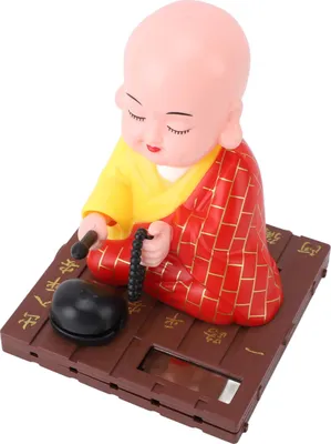 Imagen del producto de Monje solar en miniatura, color rojo, que atrae la prosperidad, con cabeza que se mueve al sacudirla y un pequeño tambor de madera. Figurine de monje para decorar el tablero del coche, el hogar u otros espacios
