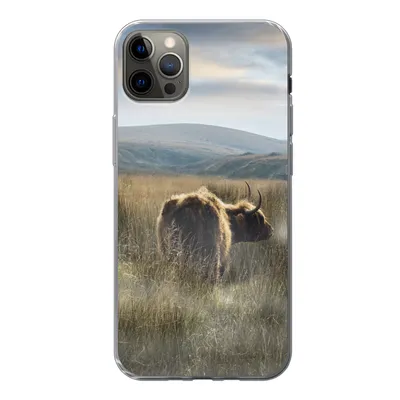Produktbild von MuchoWow® Handyhülle Schutzhülle Hülle für iPhone 13 Pro Max Schottische Highlander - Nebel - Gras Silikon Softcase Handy Hülle - Mobiltelefon