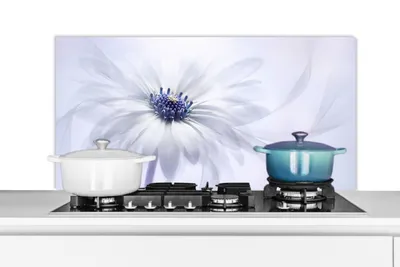 Produktbild von KitchenYeah®  Spritzschutz Küche - Küchenrückwand - Wandschutz für Herd und Spüle - Blume - Abstrakt - Weiß 100x50 - Alu-Dibond (Alternative zum Spritzschutz aus Glas) - Hitzebeständig - Herdspritzsch