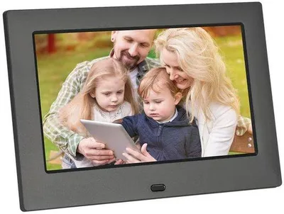 Obrázek produktu pro 7palcový digitální fotorámeček s černým rámečkem, který podporuje přehrávání videí z SD karty, zobrazení kalendáře a funkci budíku.