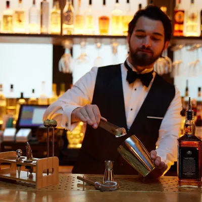 Produktbild von Professioneller 13-teiliger Cocktailshaker-Set aus Edelstahl mit Holzständer