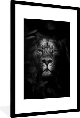 Produktbild von MuchoWow® Gerahmtes Poster Porträt eines Löwen mit Blättern im Dschungel - schwarz und weiß 60x90 cm - Poster mit Schwarzem Bilderrahmen Wandposter Rahmen Foto Bilder - Dekoration - Wandposter Wohnzimmer - Hochwertig