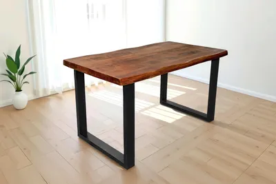 Produktbild von Esstisch Baumkante massiv Mango honigfarben 160 x 85 U-Gestell schwarz CALI, KI-generiertes Bild