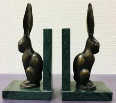 Produktbild von Casa Padrino Luxus Buchstützen 2er Set Bronze Hasen 9 x 13 x H. 24 cm - Deko Bronzefiguren mit Marmorsockel