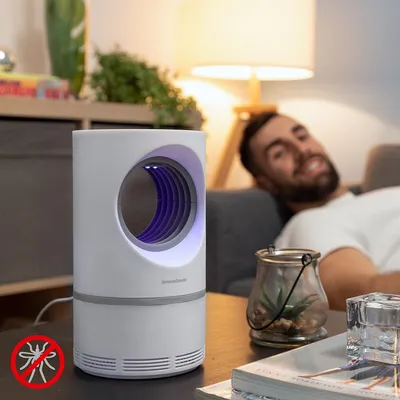 Zdjęcie produktu dla Lampa ssąca na komary InnovaGoods® KL-Virvel, skutecznie eliminuje komary, kompaktowa i lekka konstrukcja, idealna do domu i ogrodu.
